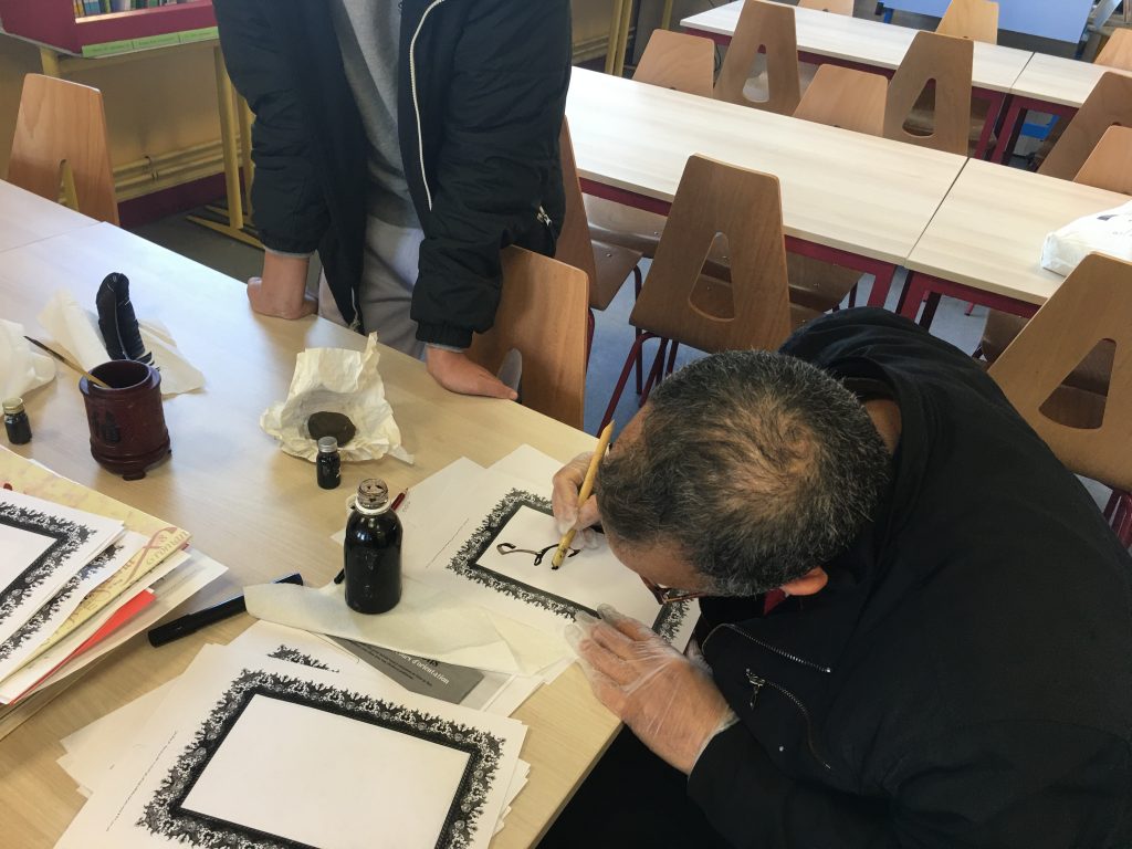 Journée Internat. des archives : atelier calligraphie enfant