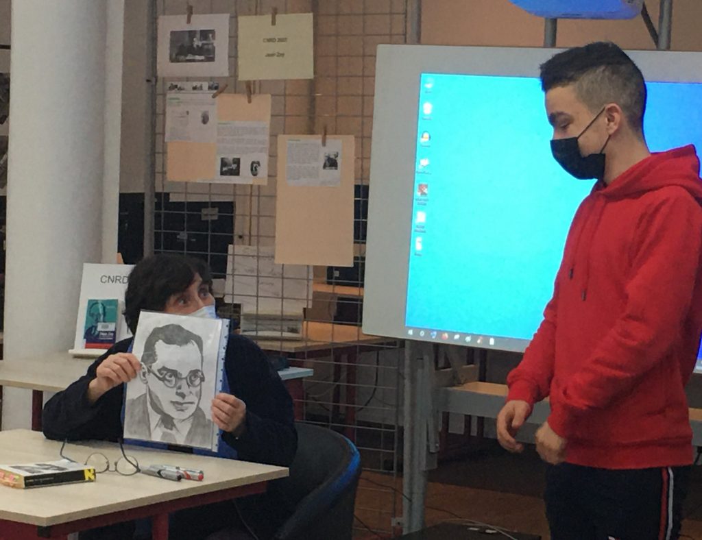 Ayoub, dessinateur de talent a offert le portrait de Jean Zay à sa fille. Un moment de partage peu commun.